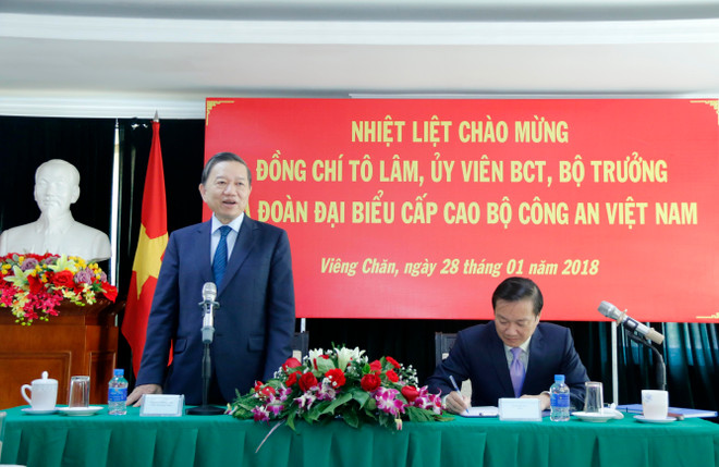 越南公安部部长苏林走访越南驻老大使馆 ảnh 1 越南公安部部长苏林走访越南驻老大使馆 ảnh 1