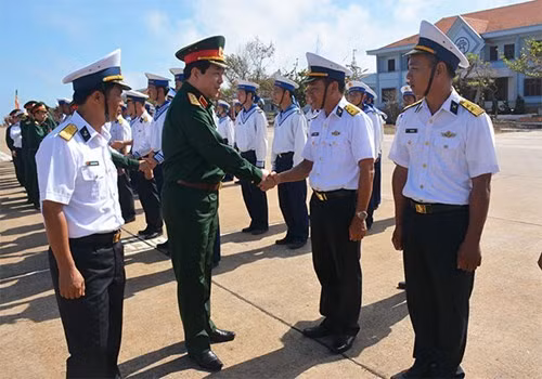 越共中央军委和国防部工作代表团看望慰问长沙岛和DK1海上高脚屋军民 ảnh 2 越共中央军委和国防部工作代表团看望慰问长沙岛和DK1海上高脚屋军民 ảnh 2