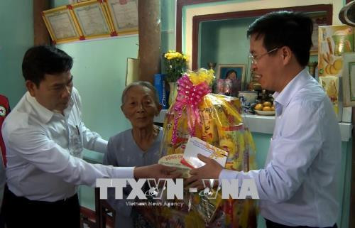 中央宣教部部长武文赏向广义省灾民赠送春节慰问品 ảnh 2 中央宣教部部长武文赏向广义省灾民赠送春节慰问品 ảnh 2