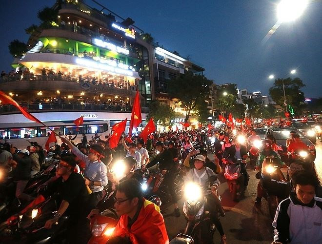 越南U23晋级决赛 哨声一响举国同庆 ảnh 1 越南U23晋级决赛 哨声一响举国同庆 ảnh 1