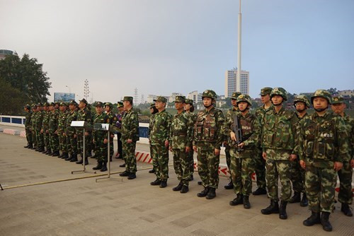 老街省边防部队与中国红河州公安边防支队开展2018年首次边境联合巡逻活动 ảnh 1