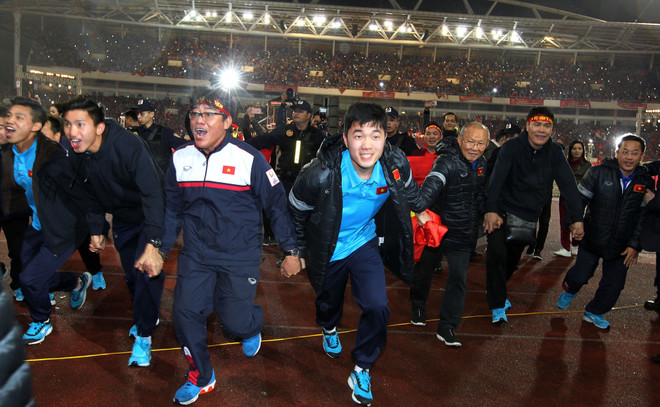 越南U23球队表彰大会在河内美停体育场举行 ảnh 1