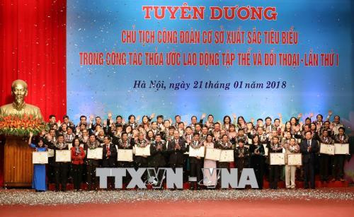 国家主席陈大光出席模范基层工会主席表彰大会 ảnh 1 国家主席陈大光出席模范基层工会主席表彰大会 ảnh 1