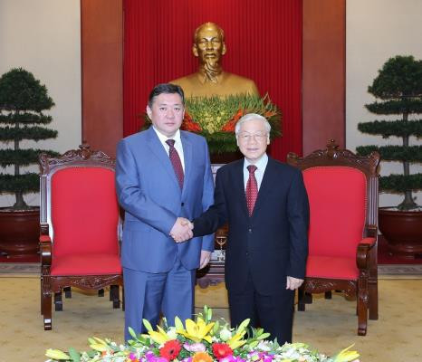 越共中央总书记阮富仲会见蒙古国家大呼拉尔主席 ảnh 1