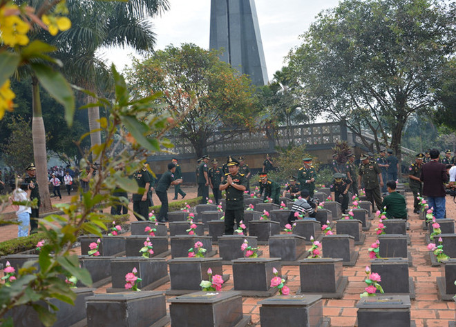 柬埔寨王家军高级军事代表团在越南加莱省德机县烈士陵园敬香 ảnh 1