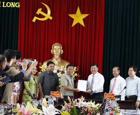 越南永隆省与柬埔寨磅士卑省加强团结友谊 ảnh 1 越南永隆省与柬埔寨磅士卑省加强团结友谊 ảnh 1