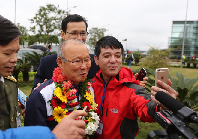 越南球迷心目中的冠军U23足球队回国 数万名球迷涌上街头欢迎 ảnh 3 越南球迷心目中的冠军U23足球队回国 数万名球迷涌上街头欢迎 ảnh 3
