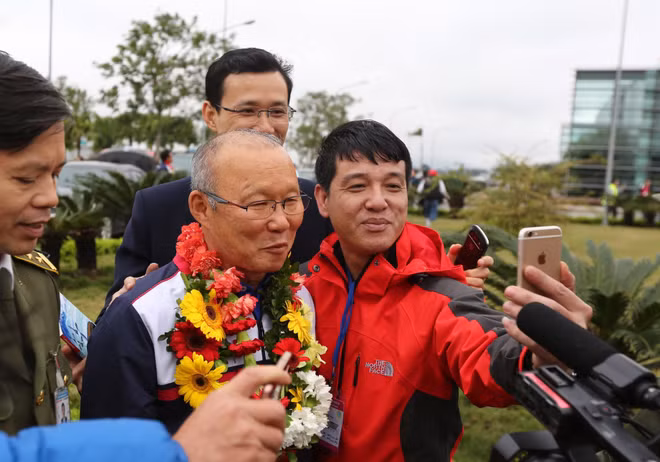 越南球迷心目中的冠军U23足球队回国 数万名球迷涌上街头欢迎 ảnh 3 越南球迷心目中的冠军U23足球队回国 数万名球迷涌上街头欢迎 ảnh 3