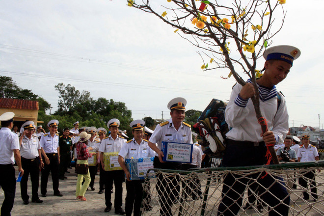 向海军战士们赠送年货 ảnh 1 向海军战士们赠送年货 ảnh 1