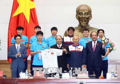 政府总理阮春福会见越南U23球队 授予球队一等劳动勋章 ảnh 4