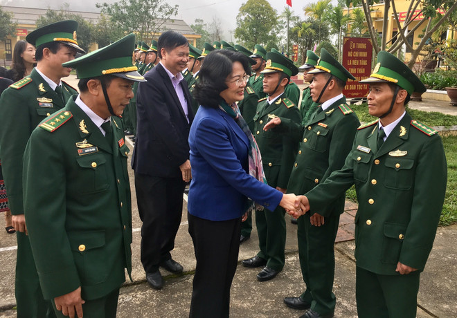 邓氏玉盛春节前走访慰问承天顺化省贫困儿童和边防干部战士 ảnh 2 邓氏玉盛春节前走访慰问承天顺化省贫困儿童和边防干部战士 ảnh 2