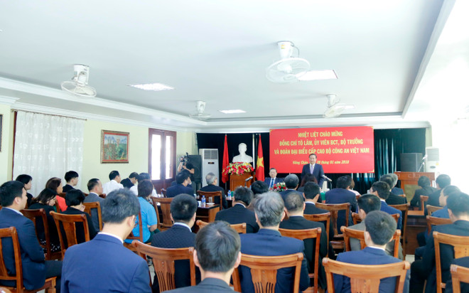 越南公安部部长苏林走访越南驻老大使馆 ảnh 2 越南公安部部长苏林走访越南驻老大使馆 ảnh 2