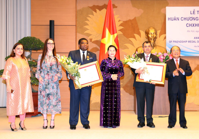 阮氏金银向IPU历届领导授予友谊勋章 ảnh 1 阮氏金银向IPU历届领导授予友谊勋章 ảnh 1