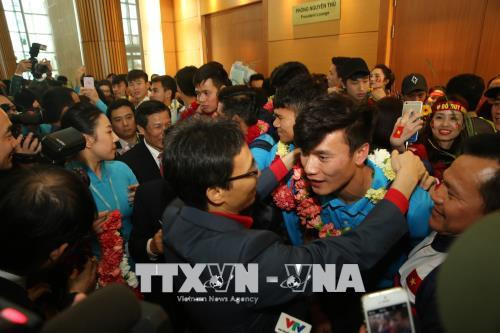 越南球迷心目中的冠军U23足球队回国 数万名球迷涌上街头欢迎 ảnh 1 越南球迷心目中的冠军U23足球队回国 数万名球迷涌上街头欢迎 ảnh 1