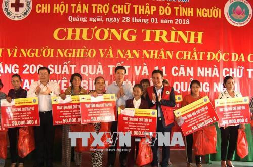 中央宣教部部长武文赏向广义省灾民赠送春节慰问品 ảnh 1 中央宣教部部长武文赏向广义省灾民赠送春节慰问品 ảnh 1