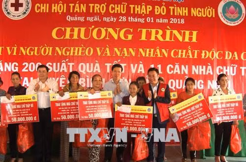 中央宣教部部长武文赏向广义省灾民赠送春节慰问品 ảnh 1