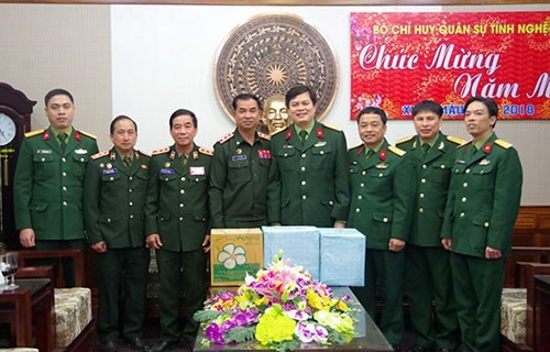 老挝华潘省军事指挥部探访乂安省军事指挥部 送上新春祝福 ảnh 1 老挝华潘省军事指挥部探访乂安省军事指挥部 送上新春祝福 ảnh 1