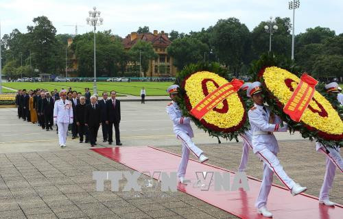 越南国庆73周年:党和国家领导人入陵瞻仰胡志明主席遗容 ảnh 1 越南国庆73周年:党和国家领导人入陵瞻仰胡志明主席遗容 ảnh 1