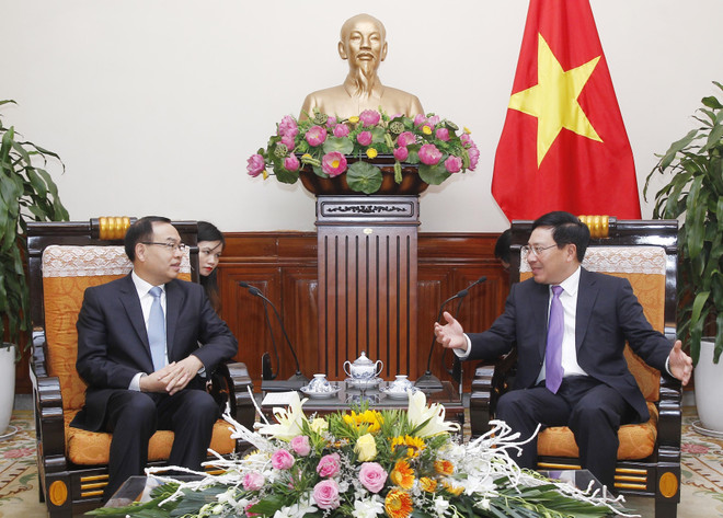 越南政府副总理兼外长范平明会见中国重庆市长唐良智 ảnh 1