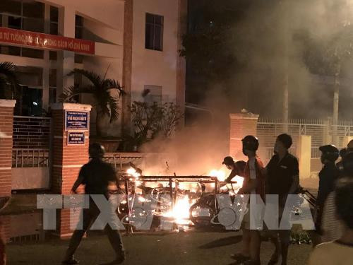 平顺省继续起诉涉嫌扰乱社会治安案件的17名示威者 ảnh 1 平顺省继续起诉涉嫌扰乱社会治安案件的17名示威者 ảnh 1