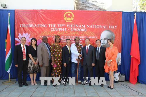 越南驻外代表机构举行国庆73周年纪念活动 ảnh 3 越南驻外代表机构举行国庆73周年纪念活动 ảnh 3