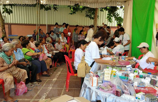 越南代表团为特困越侨和柬埔寨民众免费看病 ảnh 2