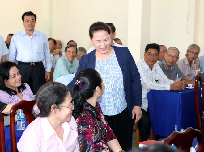 越南国会主席阮氏金银与芹苴市选民面对面交流 ảnh 1