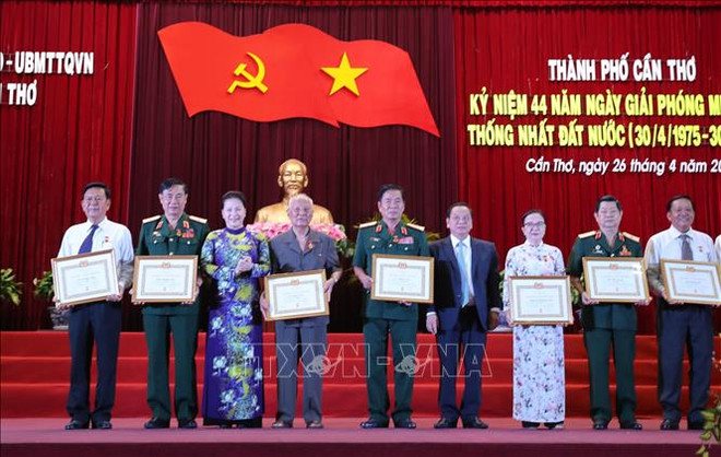 越南国会主席阮氏金银出席芹苴市解放日44周年纪念典礼 ảnh 2 越南国会主席阮氏金银出席芹苴市解放日44周年纪念典礼 ảnh 2