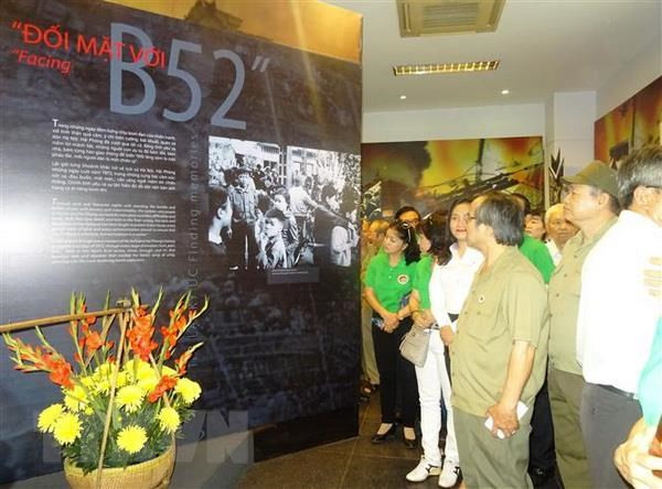 参观“寻回记忆”展会 回想豪迈激昂历史 ảnh 2 参观“寻回记忆”展会 回想豪迈激昂历史 ảnh 2