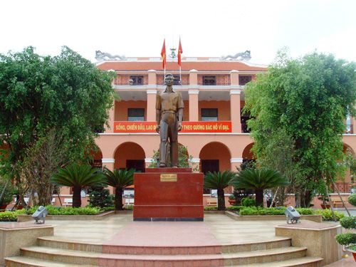 南方解放、国家统一44周年：胡志明市领导上香缅怀英雄烈士 ảnh 1