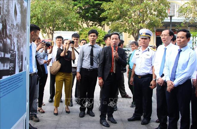 “胡志明市44周年活跃发展与融入国际”图片展开幕 ảnh 2 “胡志明市44周年活跃发展与融入国际”图片展开幕 ảnh 2