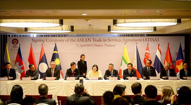 东盟各国经济部长签署两份关于服务贸易与投资的文件 ảnh 1 东盟各国经济部长签署两份关于服务贸易与投资的文件 ảnh 1