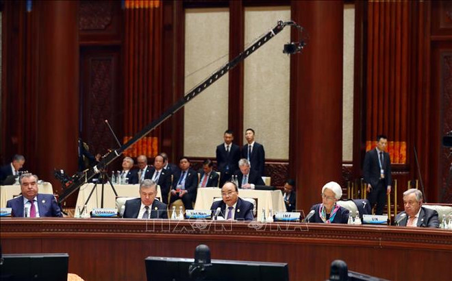 越南政府总理阮春福: 越南愿继续同中国和各国保持良好的合作以 构建有效的互利合作模式 ảnh 1 越南政府总理阮春福: 越南愿继续同中国和各国保持良好的合作以 构建有效的互利合作模式 ảnh 1