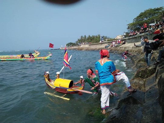 2019年黄沙兵替身祭礼在广义省李山岛县举行 ảnh 2