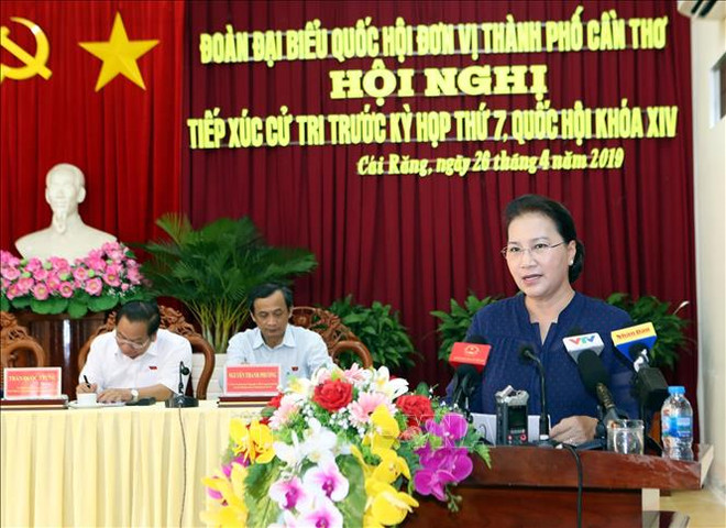 越南国会主席阮氏金银接待芹苴市丰田和丐冷郡选民 ảnh 1