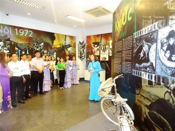 参观“寻回记忆”展会 回想豪迈激昂历史 ảnh 1 参观“寻回记忆”展会 回想豪迈激昂历史 ảnh 1