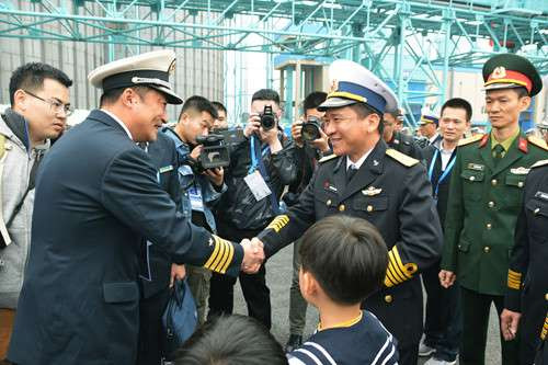 越南015号和011号舰艇抵达中国青岛参加多国海军活动 ảnh 1 越南015号和011号舰艇抵达中国青岛参加多国海军活动 ảnh 1