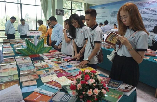 胡志明主席遗嘱落实50周年：介绍有关胡志明主席的900多本书 ảnh 2