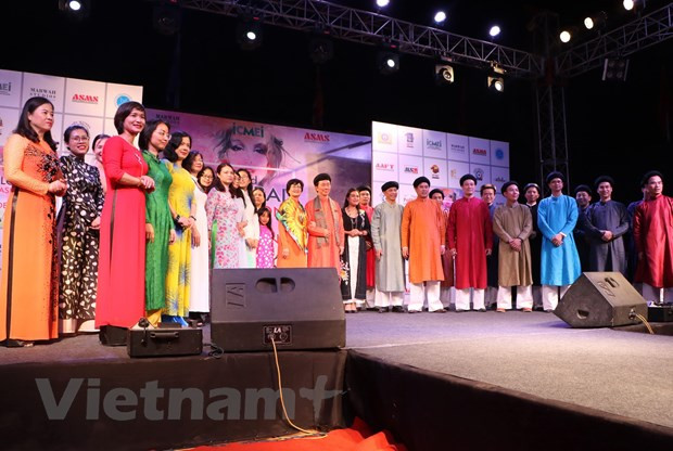 越南奥戴亮相印度全球时装设计周 ảnh 2