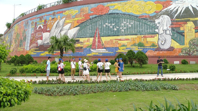 下龙市白斋坊陶瓷浮雕彩色壁画进入越南的纪录 ảnh 2 下龙市白斋坊陶瓷浮雕彩色壁画进入越南的纪录 ảnh 2