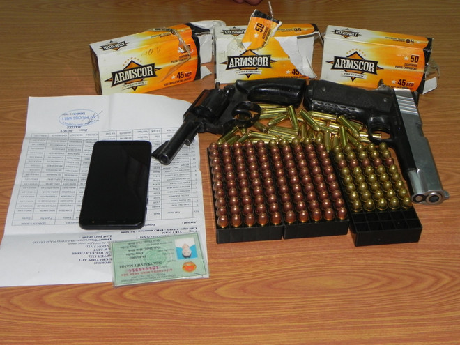 胡志明市边防抓获一名携带军用枪支非法入境的嫌犯 ảnh 1