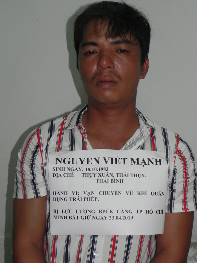 胡志明市边防抓获一名携带军用枪支非法入境的嫌犯 ảnh 2