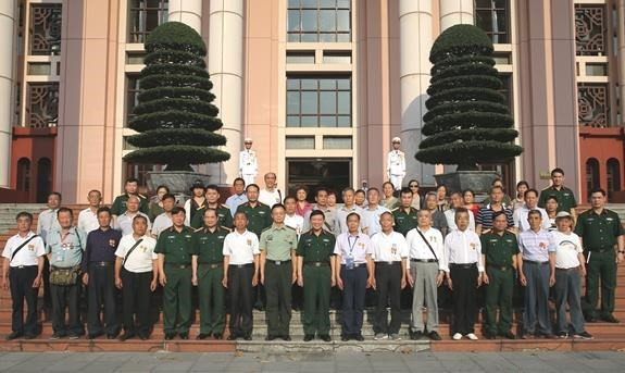 越南人民军总政治局领导会见中国援越老战士和烈士亲属代表团 ảnh 1 越南人民军总政治局领导会见中国援越老战士和烈士亲属代表团 ảnh 1