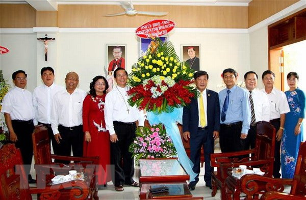 2018年圣诞节:河内市和平阳省领导看望慰问天主教神职人员和信徒 ảnh 2 2018年圣诞节:河内市和平阳省领导看望慰问天主教神职人员和信徒 ảnh 2