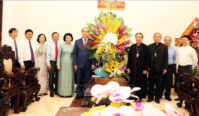 胡志明市领导圣诞节前走访慰问胡志明市天主教人士 ảnh 2 胡志明市领导圣诞节前走访慰问胡志明市天主教人士 ảnh 2