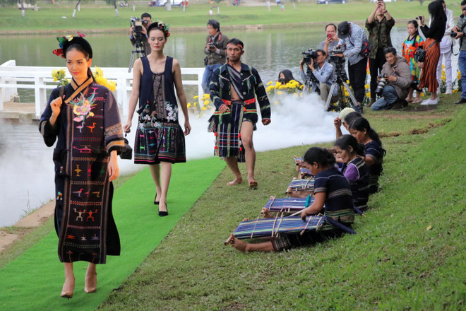 宝禄丝绸和林同土锦时装秀在大叻市举行 ảnh 2