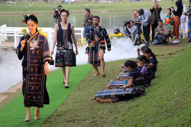 宝禄丝绸和林同土锦时装秀在大叻市举行 ảnh 2 宝禄丝绸和林同土锦时装秀在大叻市举行 ảnh 2