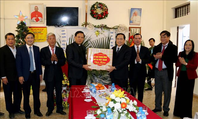 张和平、陈青敏圣诞节前走访慰问天主教信教群众和教职人员 ảnh 2 张和平、陈青敏圣诞节前走访慰问天主教信教群众和教职人员 ảnh 2