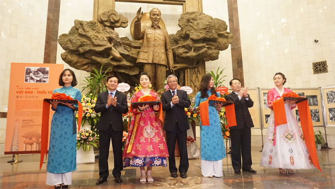 “越朝友谊”展览会开幕式在河内胡志明博物馆举行 ảnh 1