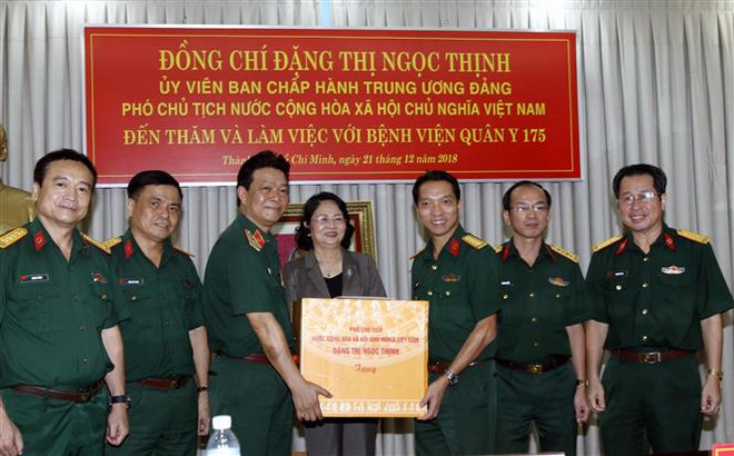 越南国家副主席邓氏玉盛探访越南国防部175号军队医院 ảnh 2